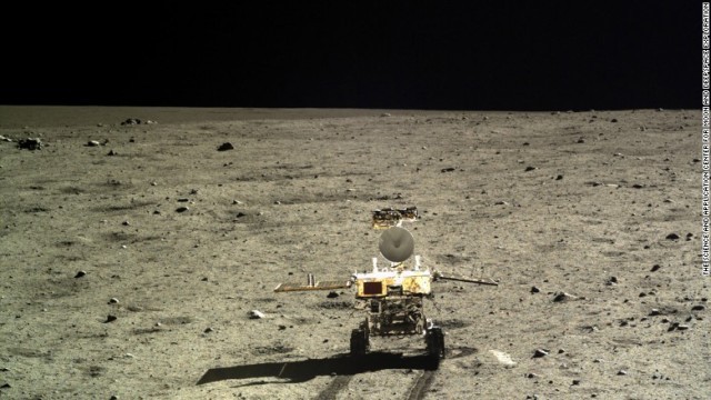月面を進む中国の無人探査車「玉兎号」＝Center/Moon &Deep Space explorat