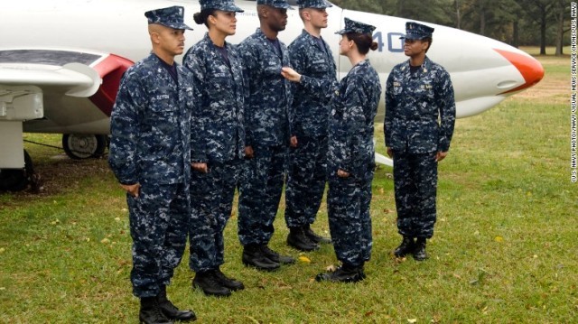 米海軍は青色の迷彩服を廃止する