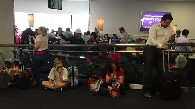 ラガーディア空港で運航再開を待つ人々