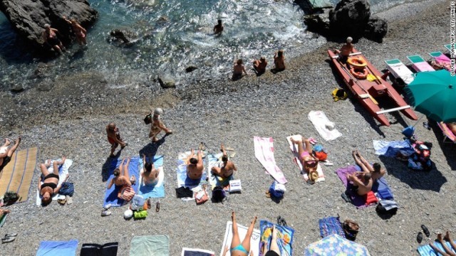 イタリア当局がビーチの場所取り行為への取り締まりを開始