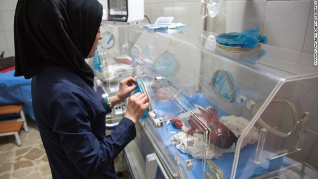アレッポ東部の病院。周辺での爆撃を受け、新生児を施設の地下へ避難させた
