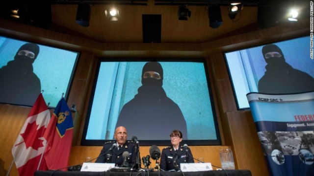 テロ計画の容疑者を射殺したと発表するカナダ警察の幹部