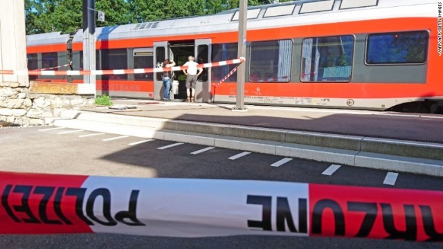 スイスの列車内で刃物を持った男が乗客を襲った