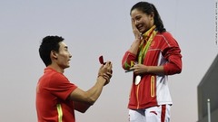 中国の飛び込み選手、表彰台で銀メダルとともにプロポーズも