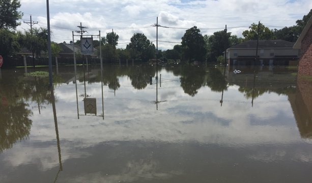 洪水で川のようになった道路