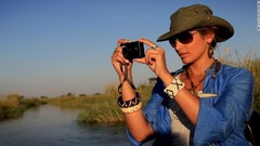オカバンゴ・デルタで野生動物を見学する女性