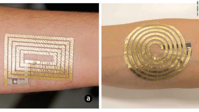 回路を内蔵した金箔入りタトゥーに触れてスマホを操作するという＝ MIT Media Lab 