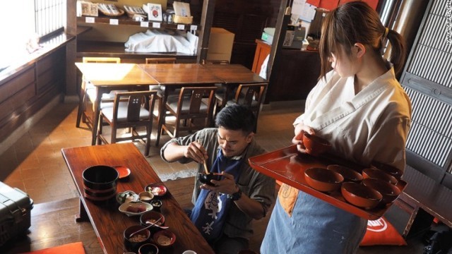 岩手県名物わんこそば。給仕の女性が一口分のそばを次から次へと椀へ入れてくる