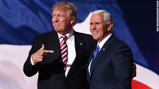 共和党候補のトランプ氏（左）とペンス氏