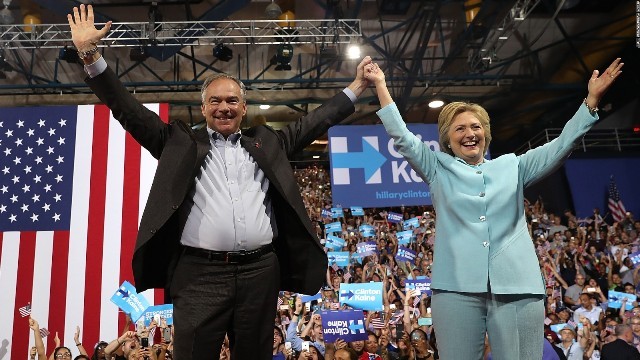 民主党候補のクリントン氏（右）とケーン氏