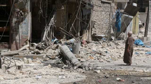 １６日の空爆を受けたアレッポ市内の反体制派支配地区の被害を見つめる住民
