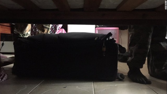 援助団体職員の男性がベッドの下に隠れて撮影した襲撃現場の様子