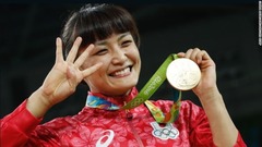 レスリング女子、伊調選手が４大会連続金メダル　五輪史上初