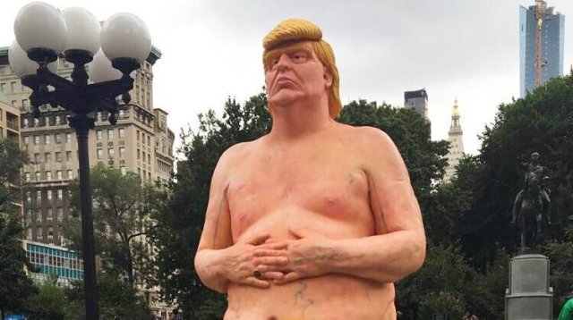ニューヨークの広場にトランプ氏の裸の等身大像が突如出現＝Paige Leskin/WPIX