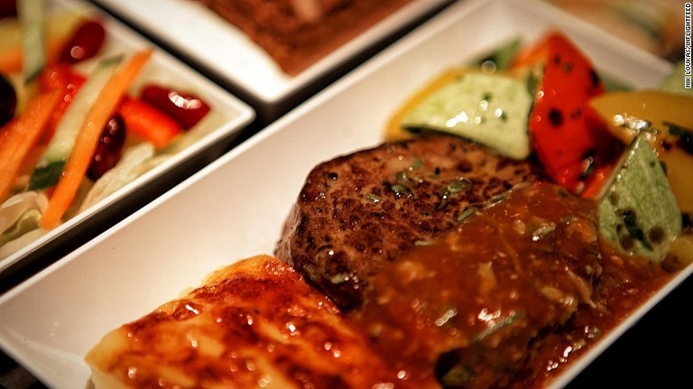 「最高級」のステーキが味わえるというペガサス航空の機内食