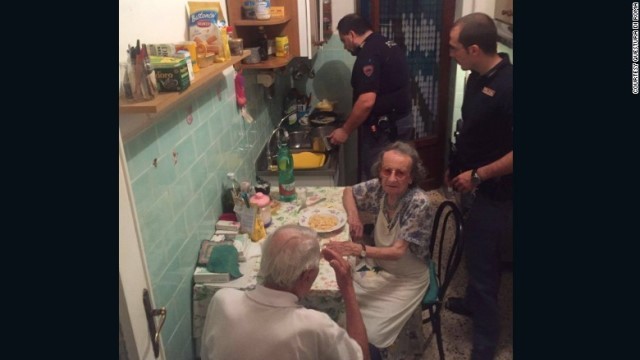 老夫婦を元気づけようと警官たちがスパゲティを振る舞った＝ローマ警察提供