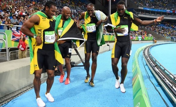 サンバを踊って優勝の喜びを表すジャマイカの選手たち