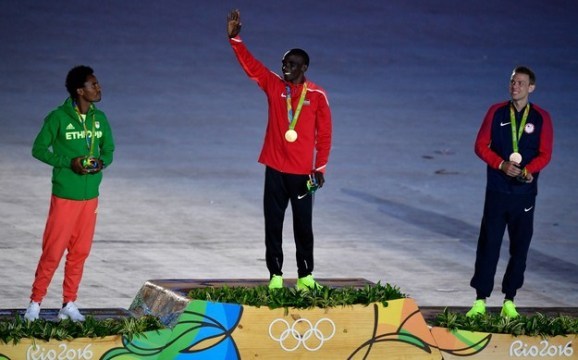 男子マラソンで銀メダルを獲得し、表彰台に立つリレサ選手（左）