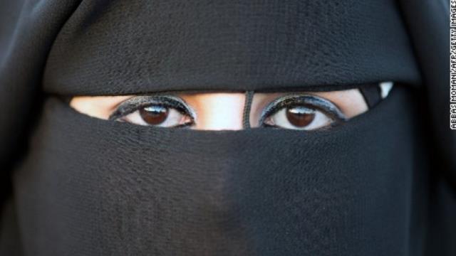 顔を覆うベールなど伝統的なイスラム女性の装束を禁止する動きが欧州で広がっている