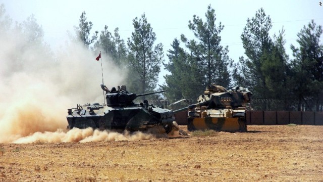 国境付近に展開するトルコの戦車と武装車両