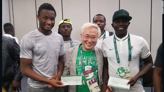 ナイジェリア代表チームに小切手を手渡す高須院長（中央）