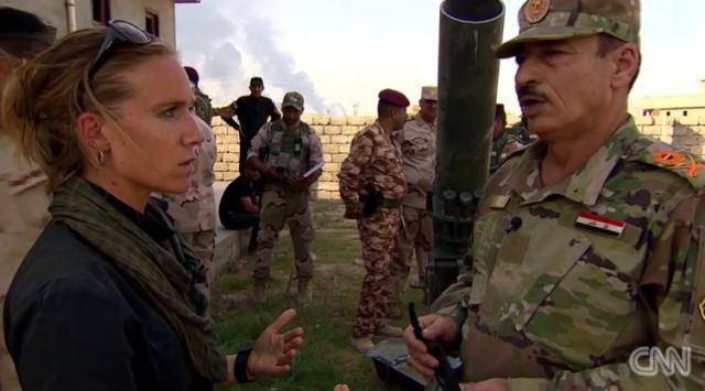 ニネベ州での作戦を統括するイラク軍のジョボウリ大将（右）