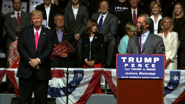 英国のＥＵ離脱を主導したナイジェル・ファラージ氏（右）がトランプ氏の集会で演説