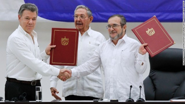 停戦に合意するサントス大統領（左）とＦＡＲＣ代表のティモレオン・ヒメネス氏＝６月