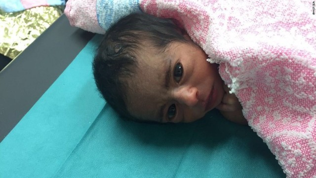 危険な航海から救出された生後５日の新生児