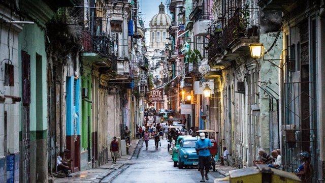 キューバの首都ハバナの旧市街。同国を訪れる外国人旅行客はカナダ人が最多だという