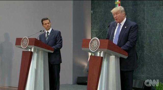 演説に先立ち、メキシコで同国のペニャニエト大統領（左）と会談