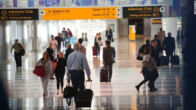 米国内の空港で中国向けの密輸に関与したとして航空会社元幹部の女性が逮捕された