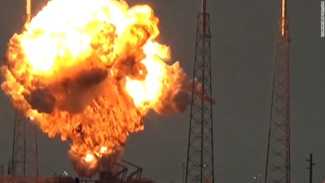 打ち上げ間近だったスペースＸのロケットが発射台上で爆発