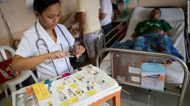 フィリピンの首都マニラの病院でデング熱患者を治療する看護師