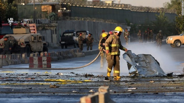 消防隊員がアフガン国防省付近で起きた自爆テロ対応に出動＝５日
