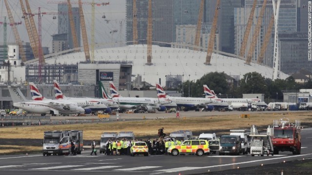 ロンドンシティー空港で活動家９人が滑走路上に居座り、抗議運動を行った
