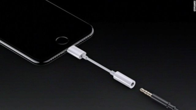 有線ヘッドホンはアダプターを介してＬｉｇｈｔｎｉｎｇに接続＝Apple.comから