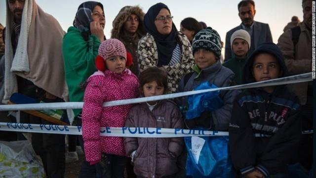 警察の規制線を突破して逃げる難民を蹴るなどしたハンガリーの女性記者が訴追された