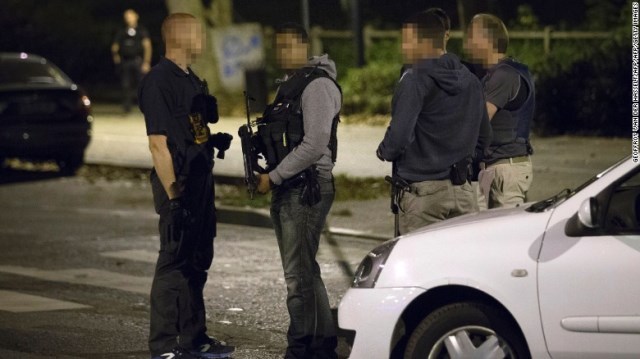 逮捕の際、警官が女のナイフで負傷した。全部で女３人が拘束された