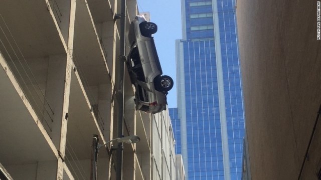 転落した車にケーブルがからまり中ぶらりんな状態に