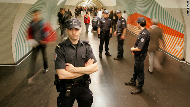 テロ攻撃阻止に向け、パリのターミナル駅構内を警備する警察官