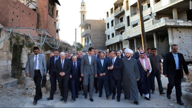 シリア西部のダラヤを訪れたアサド大統領（中央）