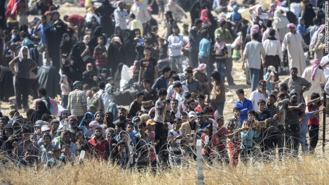 国外へ逃れようとトルコとの国境地帯に集まったシリアの人々