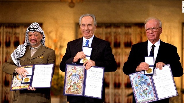 ノーベル平和賞を受けた（左から）ヤセル・アラファト氏、シモン・ペレス氏、イツハク・ラビン氏