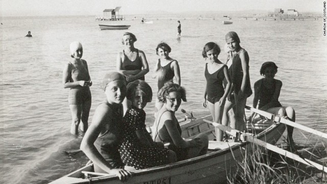 ナチスの恐怖が迫る以前、湖でボート遊びに興じるへイニングさんと女生徒たち