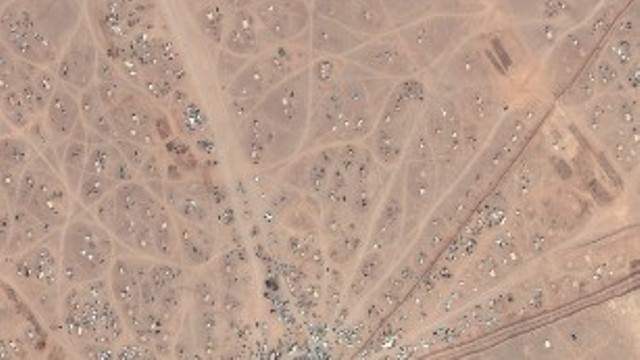 ヨルダンとの国境で足止めされる大量のシリア難民をとらえた衛星画像