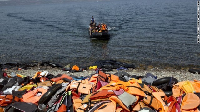 海岸に捨てられた大量のライフジャケット。難民にとって、レスボス島は最初にたどり着く欧州への玄関口の１つ