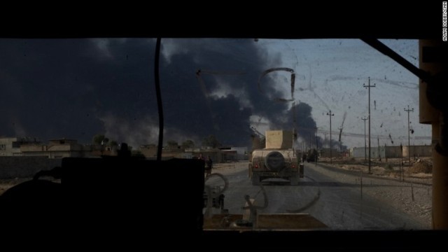 モスル奪還へ前線へと移動するイラク軍