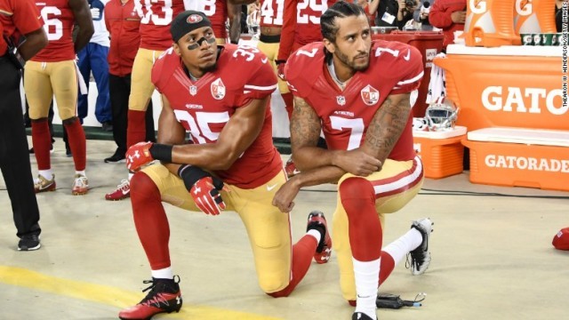 膝をついて抗議の意思を示すコリン・キャパニック選手（右）ら