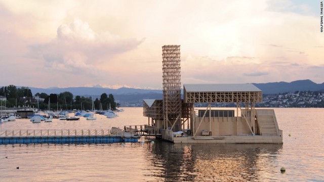 チューリヒの水辺に浮かぶ木造建築。現代美術のイベント「マニフェスタ」の一部として披露された